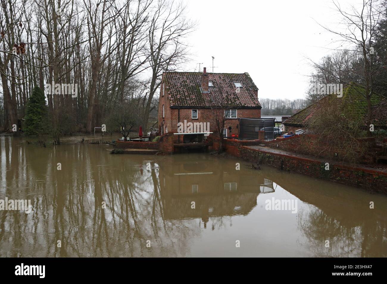 Hochwasser in der Nähe eines Grundstücks in Buttercrambe als Sturm Christoph wird weit verbreitete Überschwemmungen, Stürme und Schnee in Teile des Vereinigten Königreichs bringen. Es wird erwartet, dass am Dienstag in Großbritannien heftiger Regen über Nacht eintreffen wird, wobei das Met Office warnt, dass Häuser und Unternehmen überschwemmt werden und Schäden an einigen Gebäuden verursachen. Bilddatum: Dienstag, 19. Januar 2021. Stockfoto