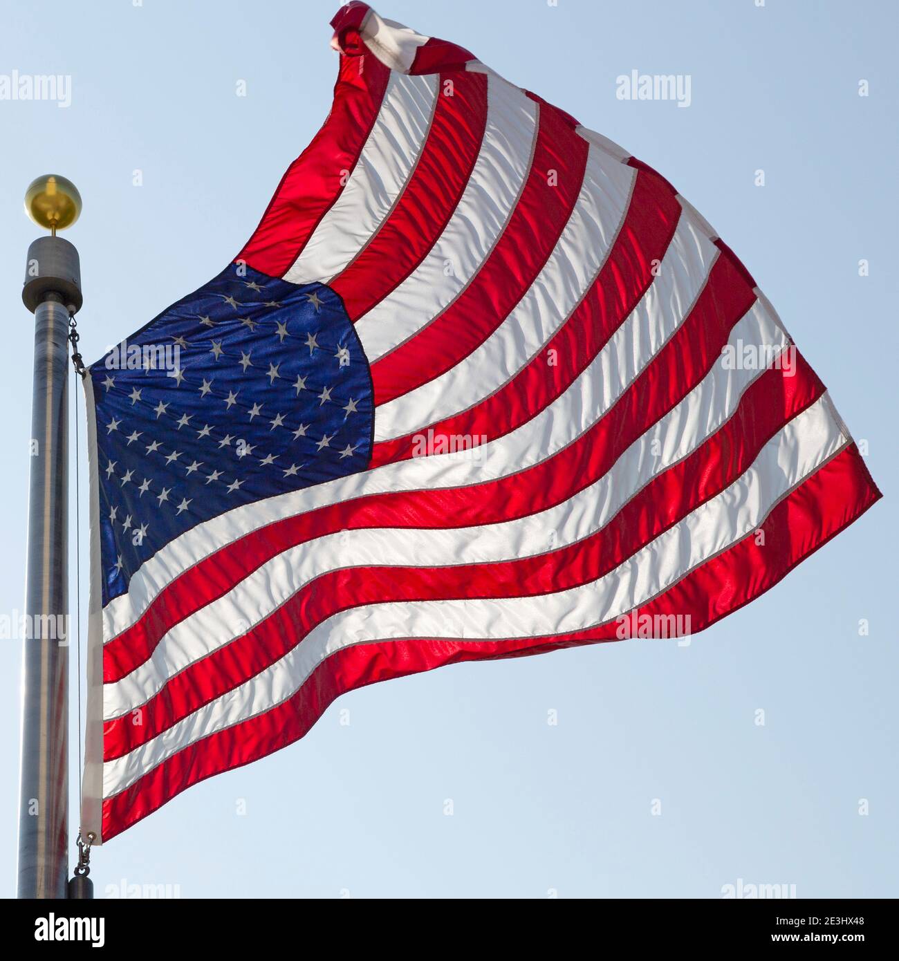 Eine amerikanische Flagge, die in Washington DC, USA, fliegt. Die Nationalflagge ist bekannt als Old Glory, The Stars and Stripes und das Star-Spangled Banner. Stockfoto