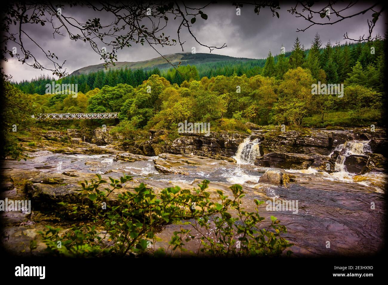 Glen Orchy ist etwa 17 km oder 11 Meilen lang und verläuft südwestlich von der Brücke von Orchy entlang des Flusses Orchy durch den Caledonischen Wald. Stockfoto