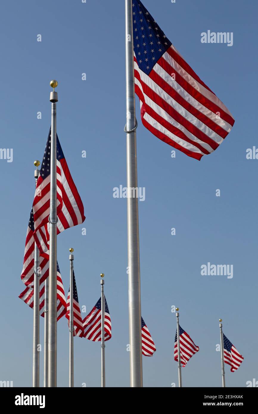 Amerikanische Flaggen fliegen in Washington DC, USA. Die Nationalflagge ist bekannt als Old Glory, The Stars and Stripes und das Star-Spangled Banner. Stockfoto