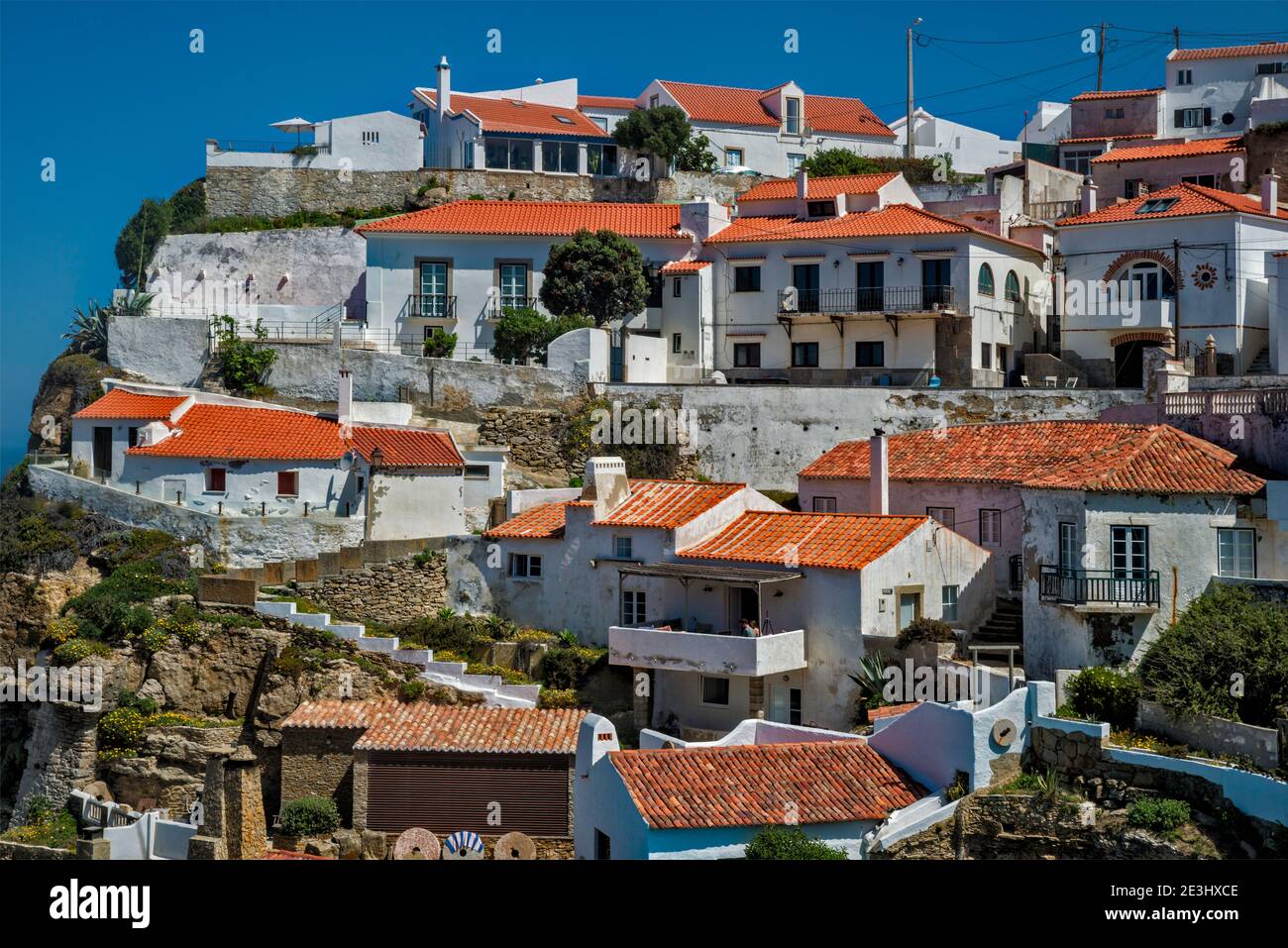 Azenhas do Mar, Hügelstadt am Meer an der Küste von Estoril in der Gemeinde Sintra, Bezirk Lissabon, Region Lissabon, Portugal Stockfoto