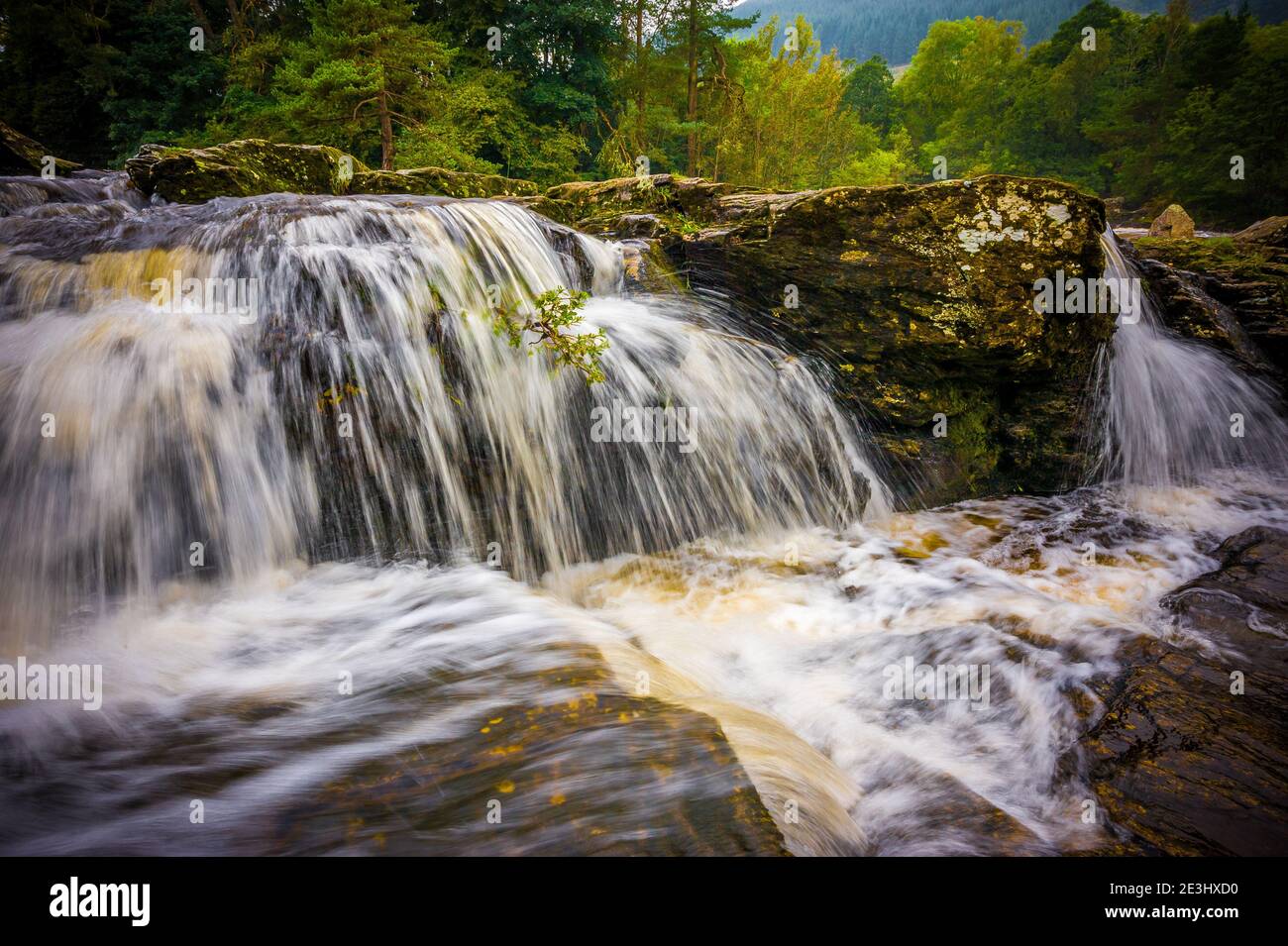 Die Falls of Dochart liegen am Fluss Dochart bei Killin in Stirling, Schottland, am westlichen Ende von Loch Tay. Eine Brücke über den Fluss AS Stockfoto