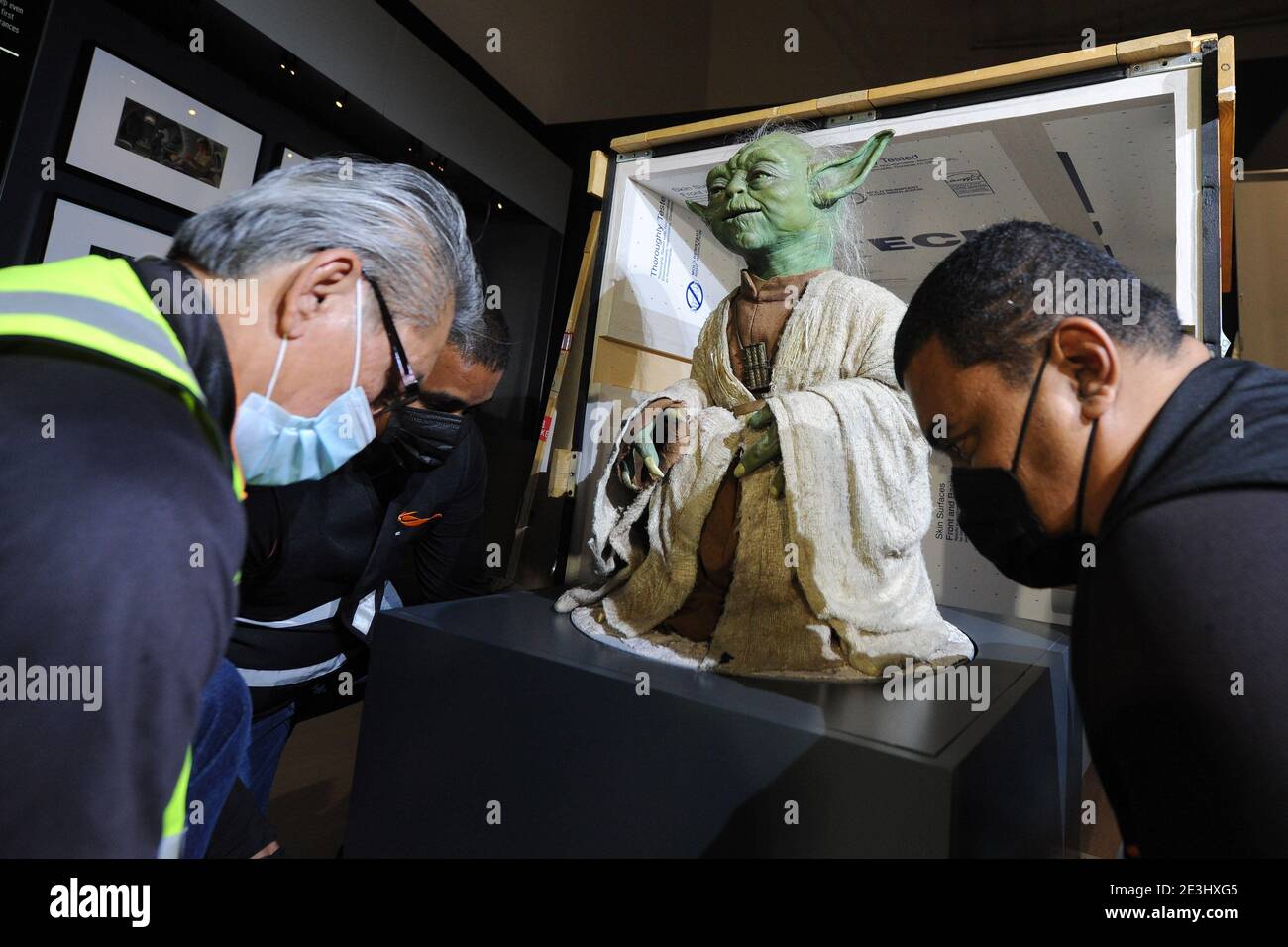Singapur. Januar 2021. Arbeiter bewegen die lebensgroße Figur der Star Wars- Figur "Yoda", um sie am 19. Januar 2021 in der Ausstellung "Star Wars  Identities: The Exhibition" im Kunstwissenschaftlichen Museum in Singapur zu