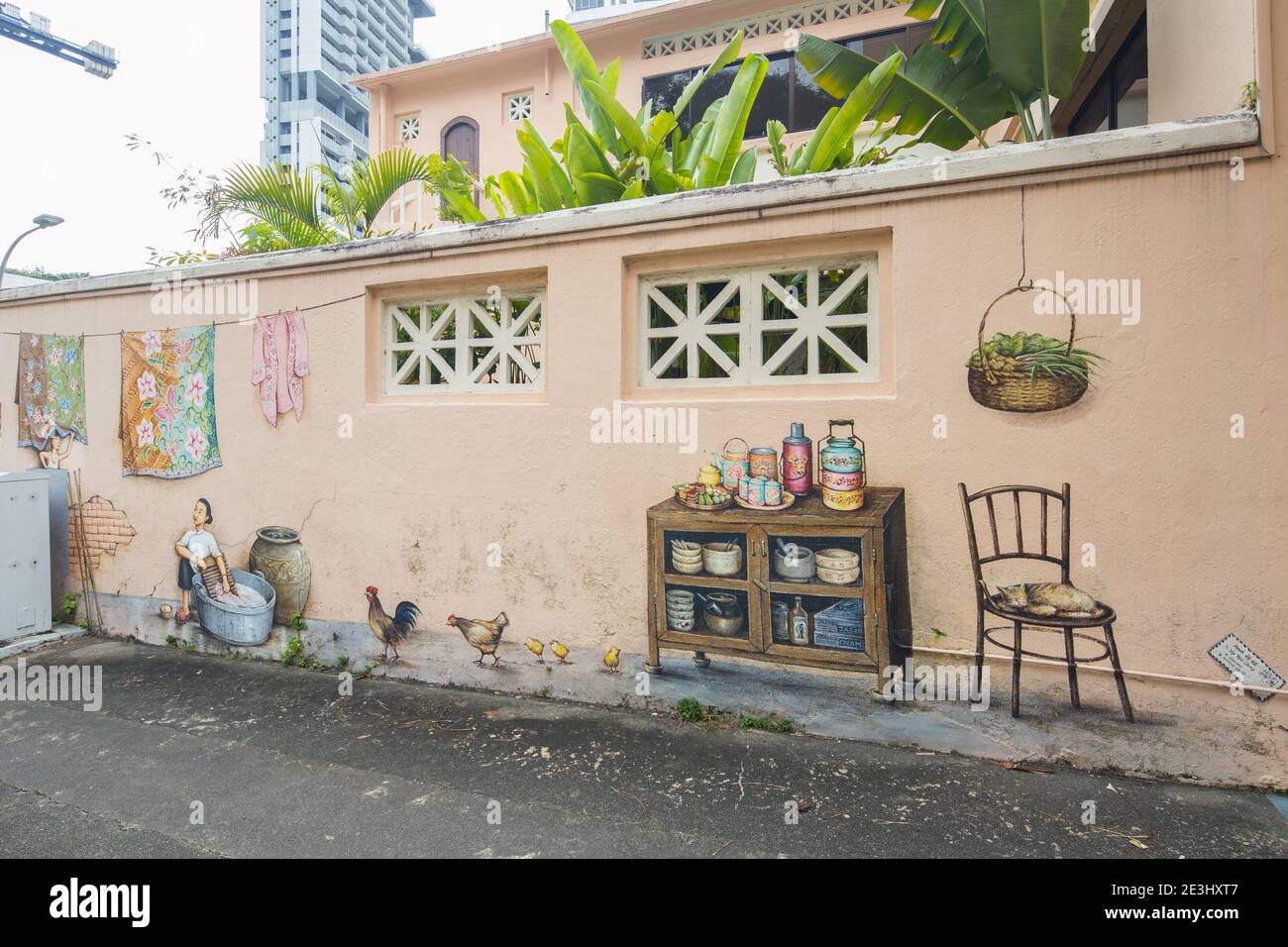 Farbenfrohe Wandmalereien des singapurischen Straßenkünstlers Yip Yew Chong. Die Zeichnungen basieren auf seinen Kindheitserinnerungen an sein Leben und seine lokale Kultur. Stockfoto