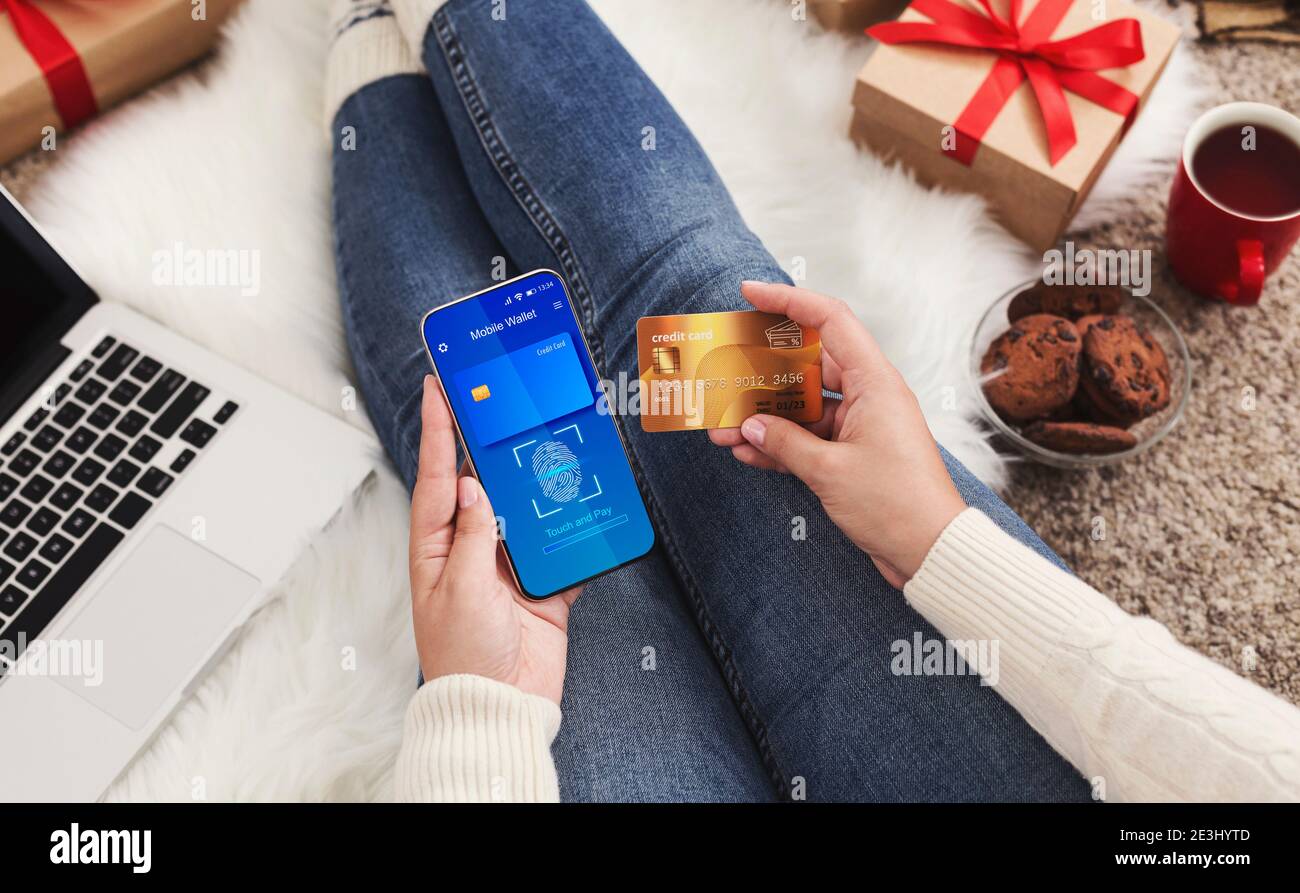 Unkenntlich Frau Mit Smartphone Bezahlen Mit Mobile Wallet Sitzen Im Innen Stockfoto
