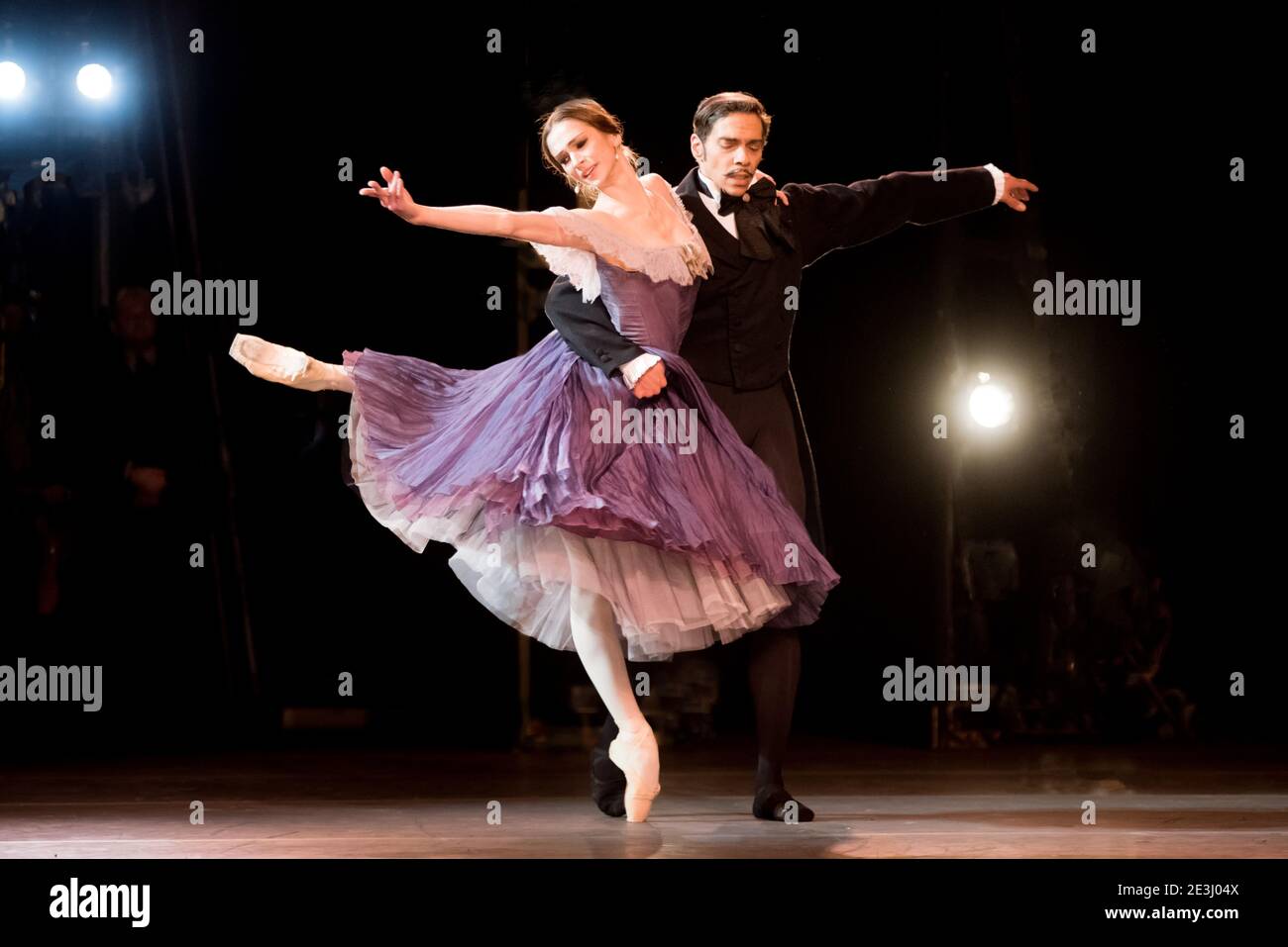 Ballerina Polina Semionova mit Ballettpartner Jason Reilly auf der Bühne in einem Pas de deux aus dem Onegin Ballett in schönem fließendem lila Kostüm Stockfoto