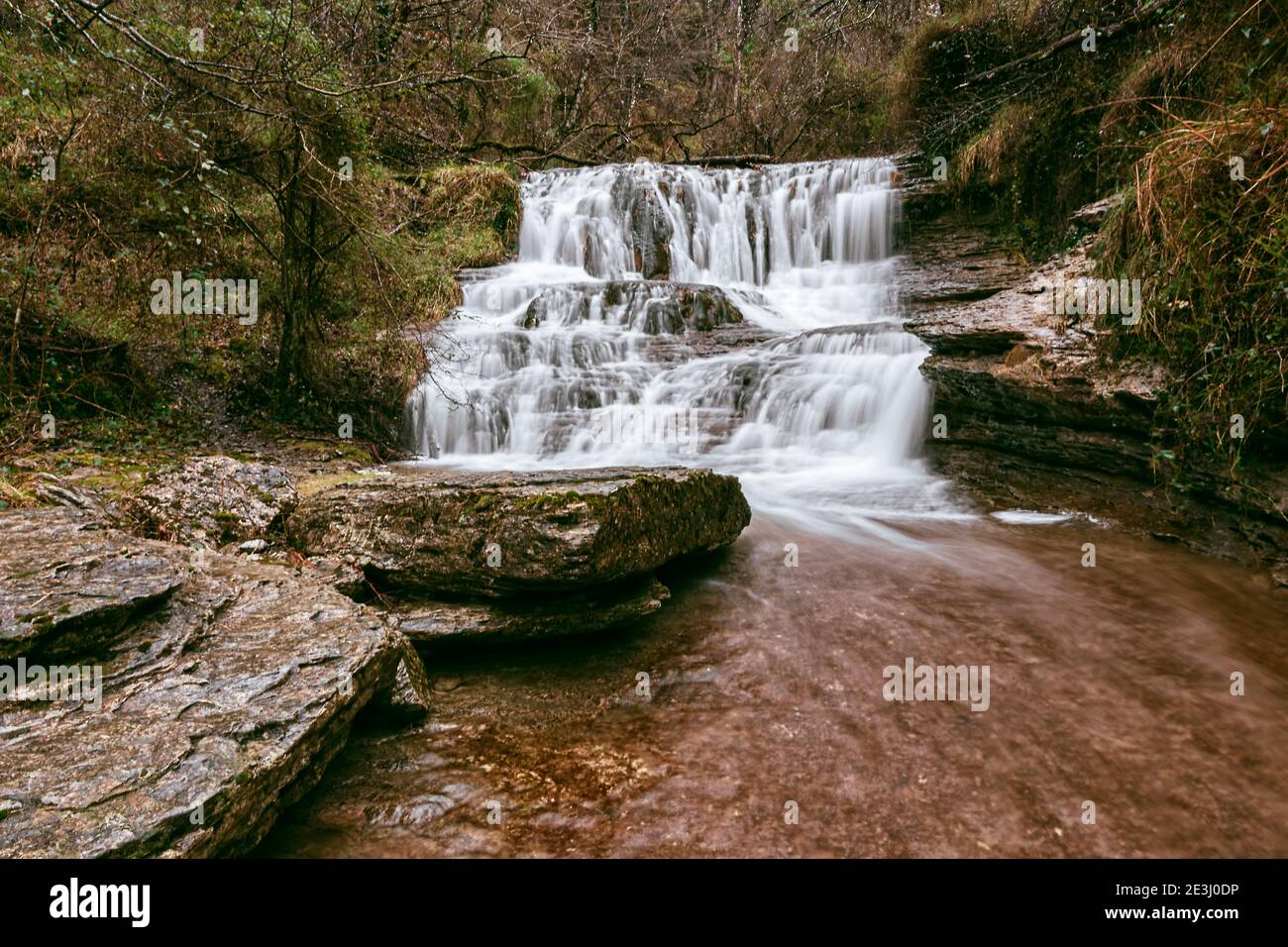 Wasserfall im Fluss nervion im baskenland Stockfoto