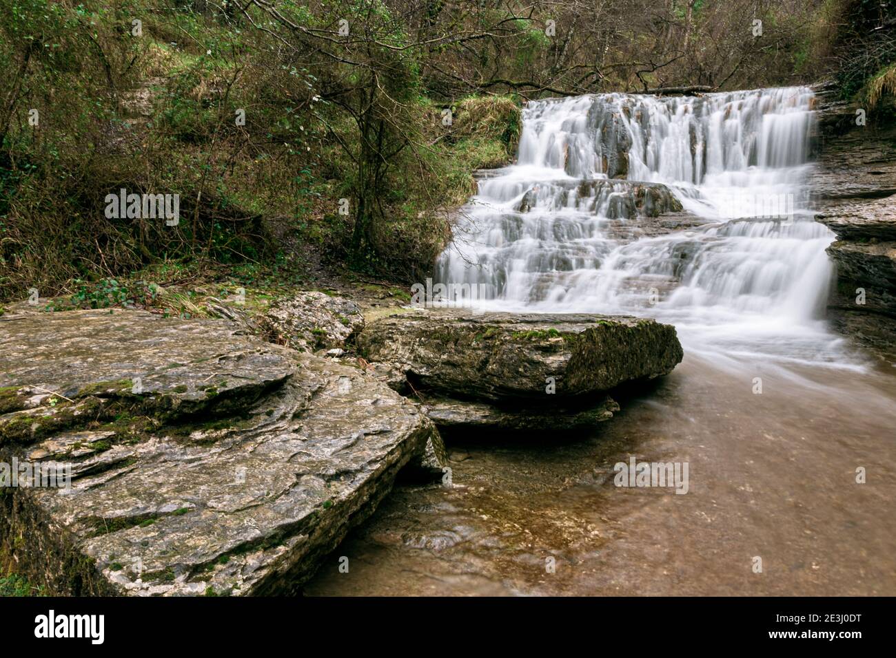 Wasserfall im Fluss nervion im baskenland Stockfoto