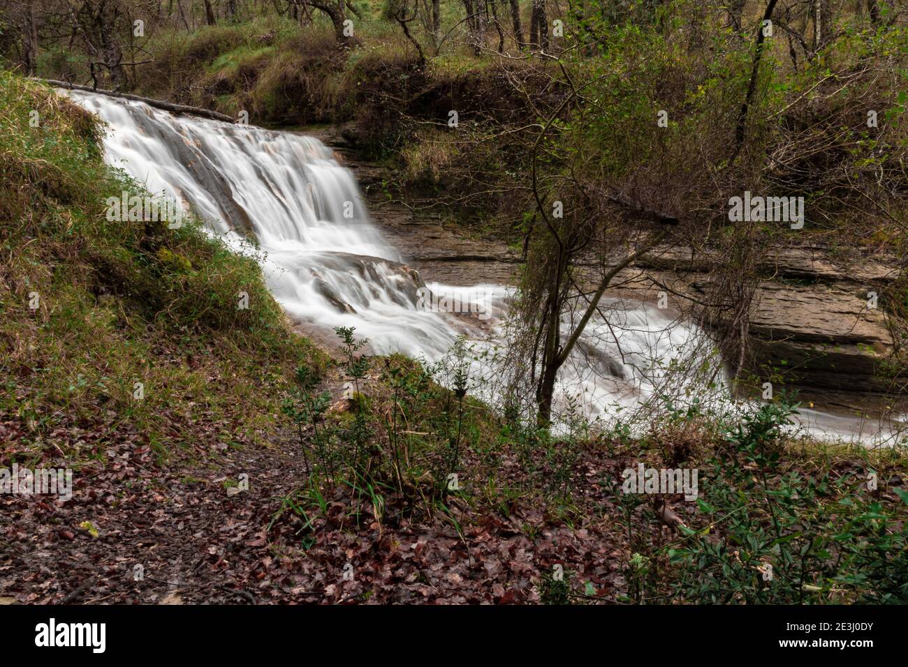 Wasserfall im Fluss nervion im baskenland Stockfoto