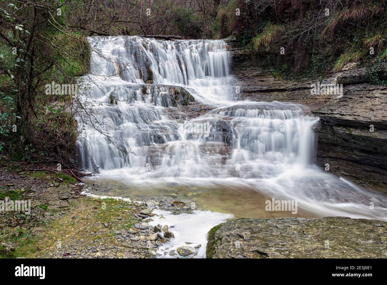 Wasserfall im Fluss nervion im baskenland Stockfoto