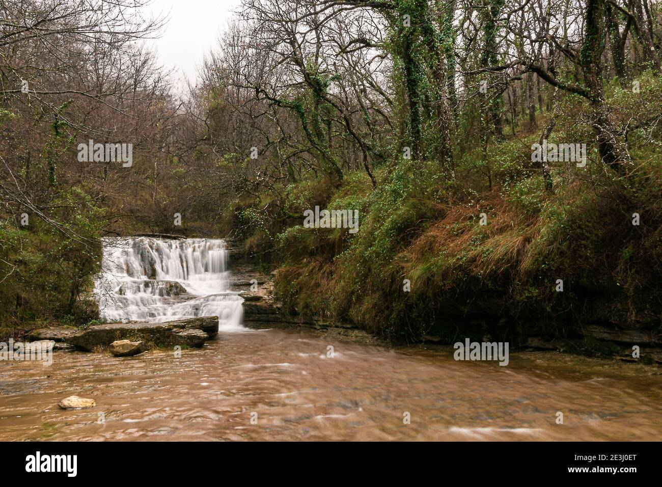 Wasserfall im Fluss nervion im baskenland Stockfoto