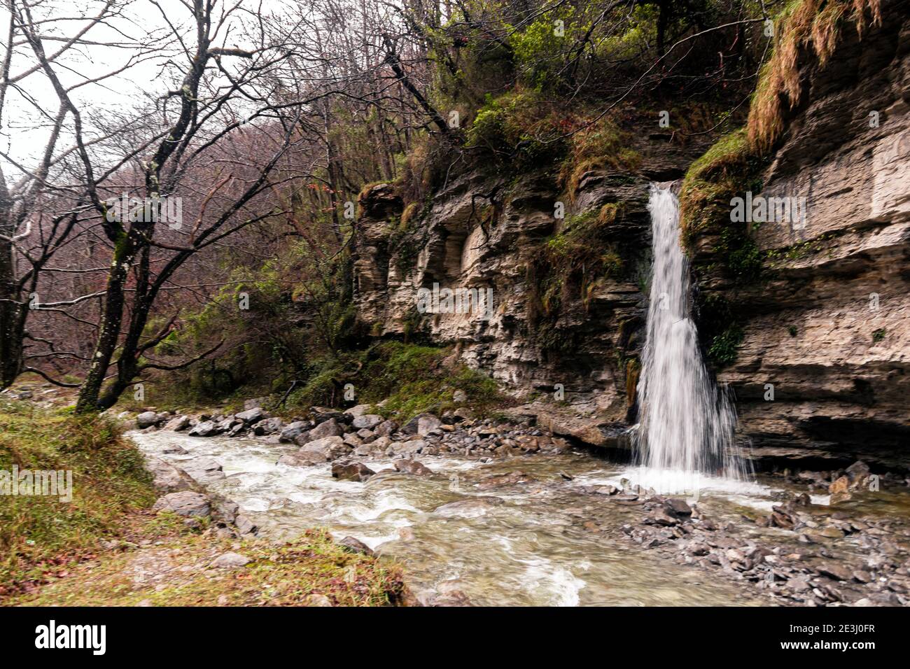 Wasserfall im Fluss nervion im baskenland Stockfoto