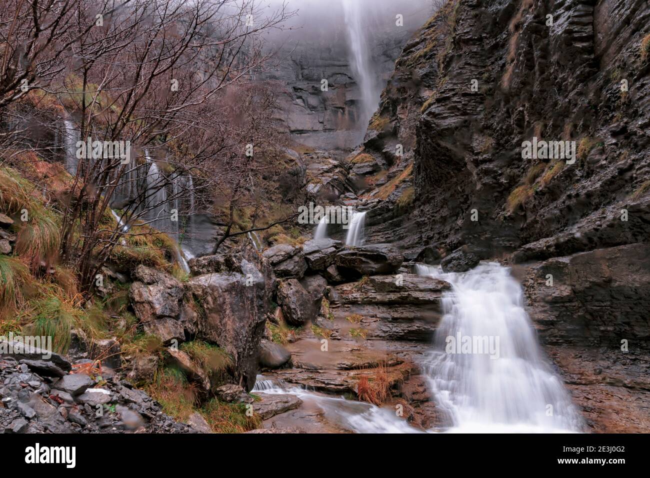 Wasserfall im Fluss nervion im baskenland Stockfoto