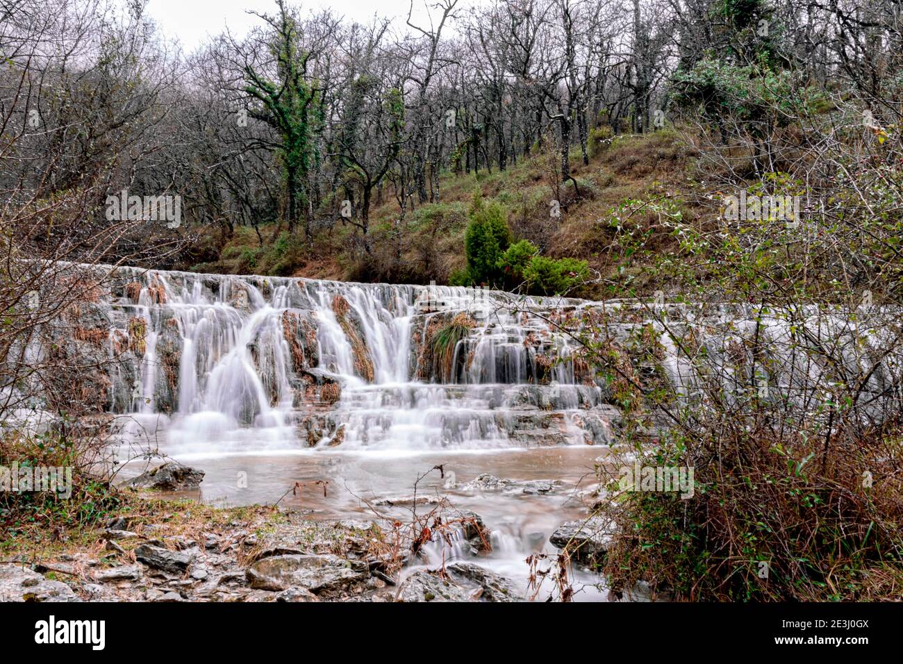 Wasserfall im Fluss nervion im baskenland Stockfoto