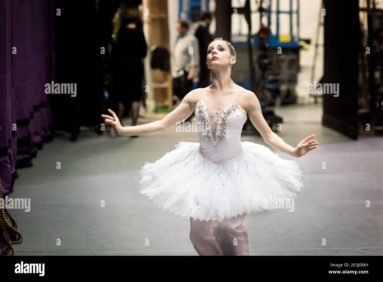 Die russische Ballerina Maria Kochetkova erwärmt sich auf der Bühne vor einem Live-Performance in einem weißen Tutu Stockfoto