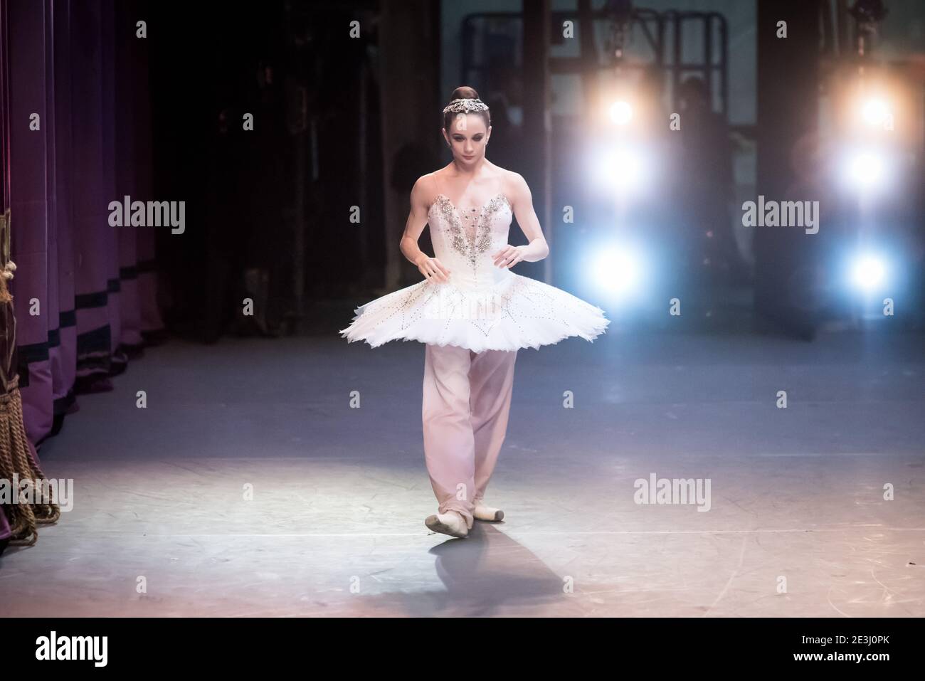 Die russische Ballerina Maria Kochetkova erwärmt sich auf der Bühne vor einem Live-Performance in einem weißen Tutu Stockfoto