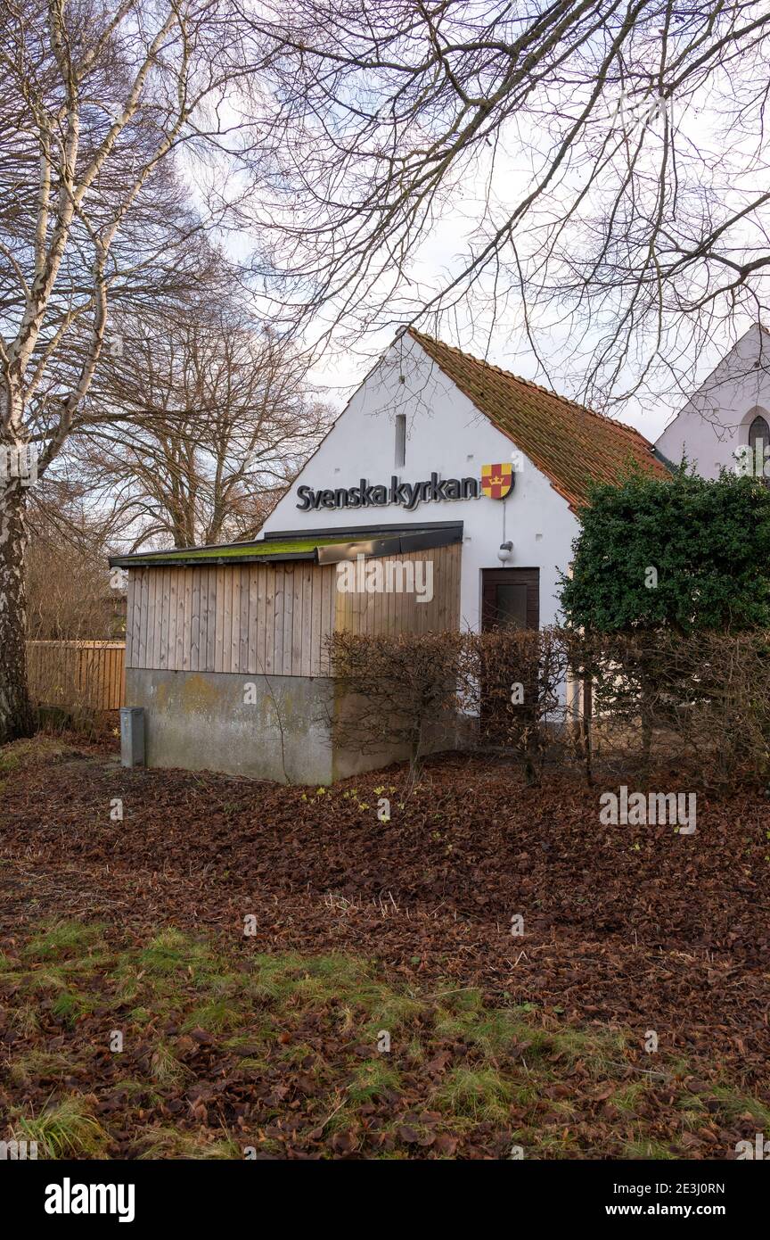 Lund, Schweden - 3. Januar 2021: Das Logo der schwedischen Kirche namens Svenska kyrkan, an der Außenwand eines kleinen Gebäudes angebracht Stockfoto