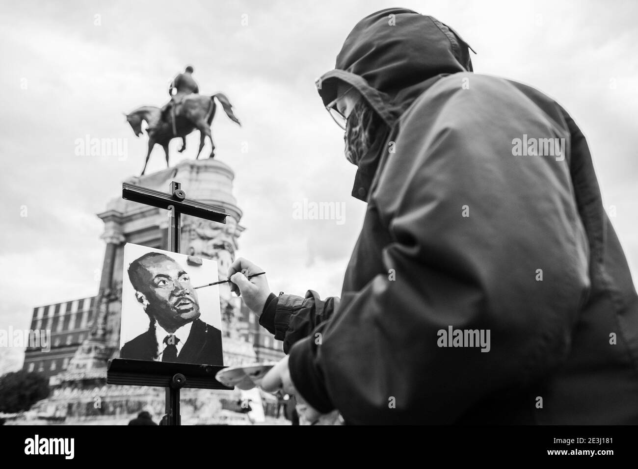 RICHMOND, VIRGINIA, JANUAR 18 - Attendies versammeln sich am Robert E. Lee Monument im Rahmen einer Martin Luther King Jr. Day Feier am 18. Januar 2021 in Richmond, Virginia. Der 18. Januar ist auch ein Tag der Waffenlobby im Bundesstaat Virginia. Foto: Chris Tuite/ImageSPACE /MediaPunch Stockfoto