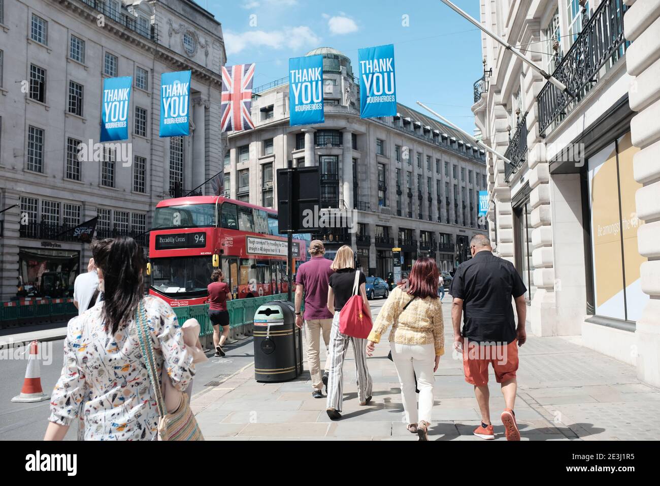 Regent Street in London im Sommer 2020. Vielen Dank NHS Banner hängen entlang der Straße. Stockfoto