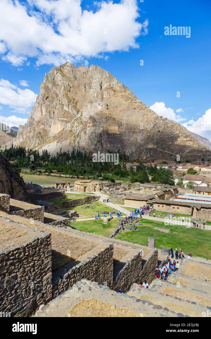 Blick auf den Pinkuylluna Berg von den Terrassen in Ollantaytambo, einer archäologischen Stätte der Inka im Heiligen Tal in Urubamba, Cusco Region, Südperu Stockfoto