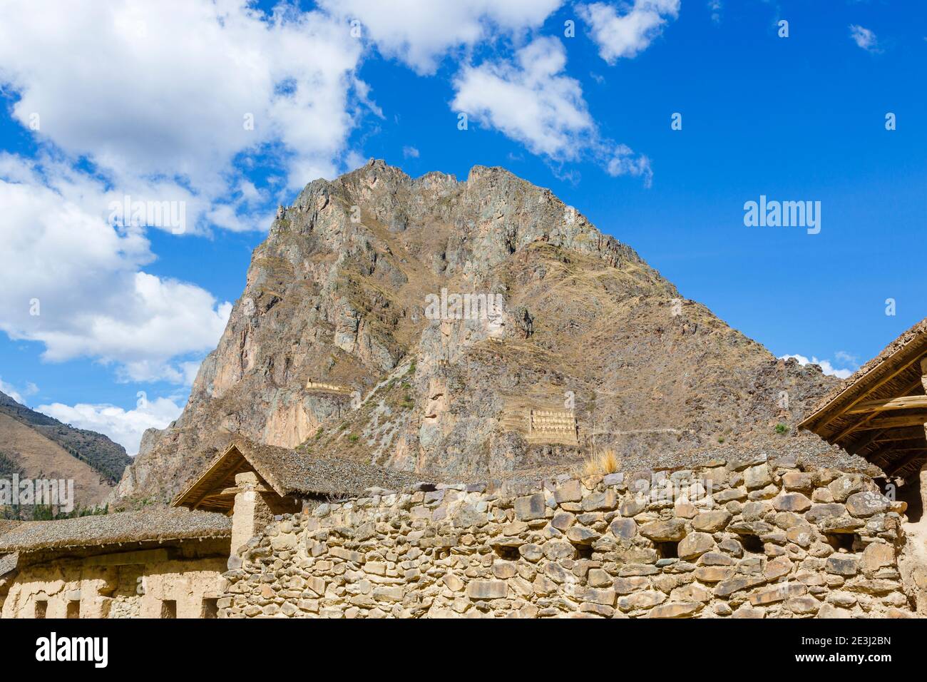 Blick auf den Pinkuylluna Berg von Ollantaytambo, antike archäologische Stätten der Inka im Heiligen Tal in Urubamba, Cusco Region, Südperu Stockfoto