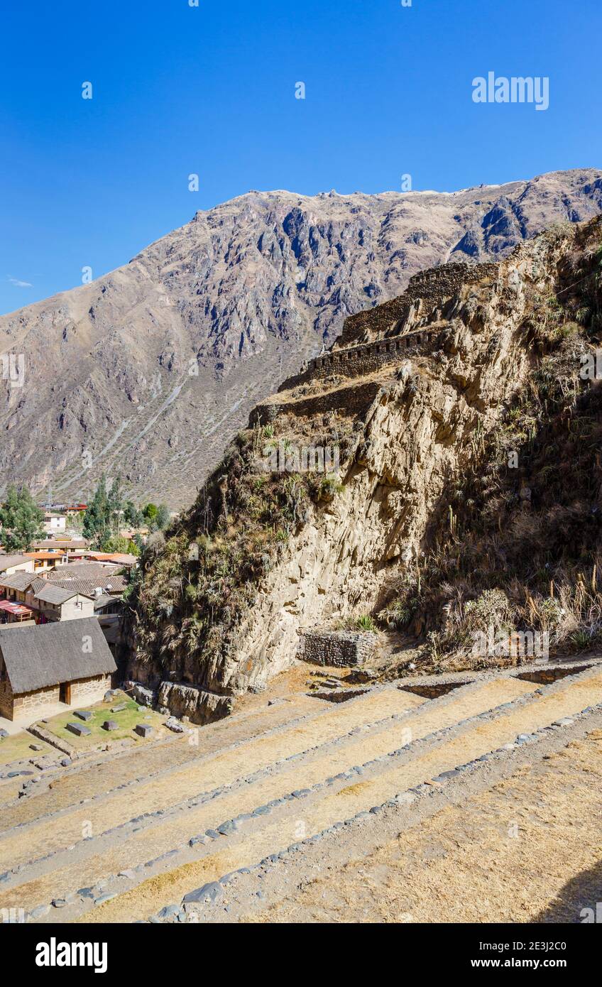 Ansicht von alten Lagerhäusern und Terrassen in Ollantaytambo, einer archäologischen Stätte der Inka im Heiligen Tal in Urubamba, Region Cusco, Südperu Stockfoto