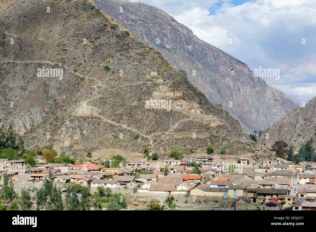 Blick auf den Pinkuylluna Berg und die Qullqas von Ollantaytambo, einer archäologischen Stätte der Inka im Heiligen Tal in Urubamba, Cusco Region, Südperu Stockfoto