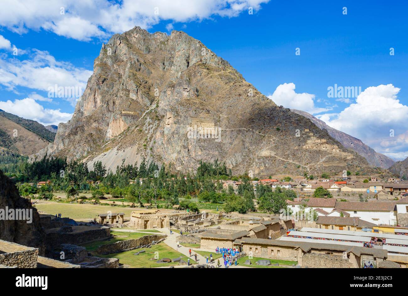 Blick auf den Pinkuylluna Berg von den Terrassen in Ollantaytambo, einer archäologischen Stätte der Inka im Heiligen Tal in Urubamba, Cusco Region, Südperu Stockfoto