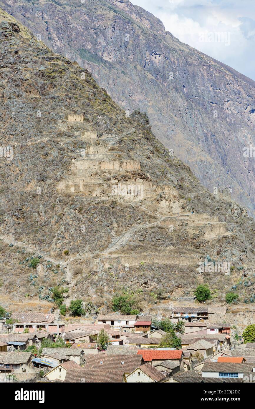 Blick auf den Pinkuylluna Berg und die Qullqas von Ollantaytambo, einer archäologischen Stätte der Inka im Heiligen Tal in Urubamba, Cusco Region, Südperu Stockfoto