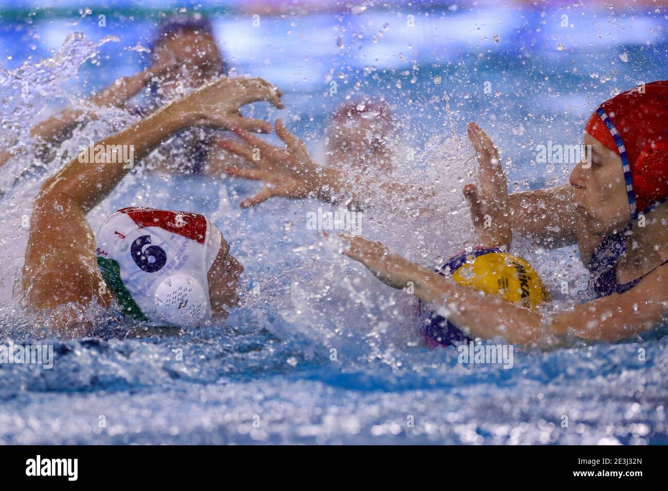 TRIEST, ITALIEN - 19. JANUAR: Rebecca Parkes von Ungarn, Ayelet Peres von Israel während des Spiels zwischen Ungarn und Israel bei den Olympischen Wasserball-Spielen der Frauen im Bruno Bianchi Aquatic Center am 19. Januar 2021 in Triest, Italien (Foto von Marcel ter Bals/Orange Pictures/Alamy Live News) Stockfoto