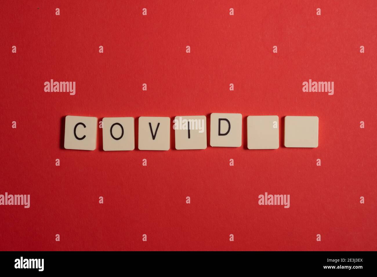 Covid-19 Wörter auf rotem Hintergrund. Speicherplatz kopieren. Stockfoto