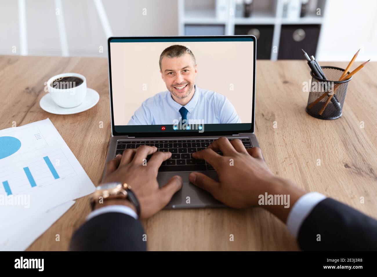 Unkenntlich schwarzen Geschäftsmann mit Online-meering mit Assistent, mit Laptop Stockfoto