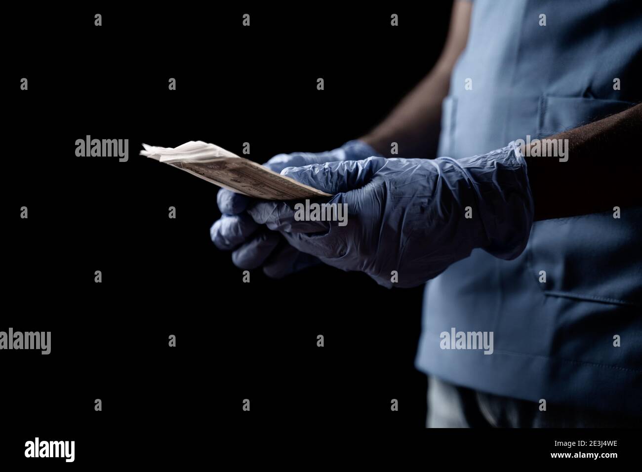 Selektiver Fokus auf Hände mit hinzugefügtem Korn Matte Filter, Arzt oder Krankenschwester mit Handschuhen Geld zählen - Konzept der Korruption, Kriminalität, Einkommen, Ersparnis Stockfoto