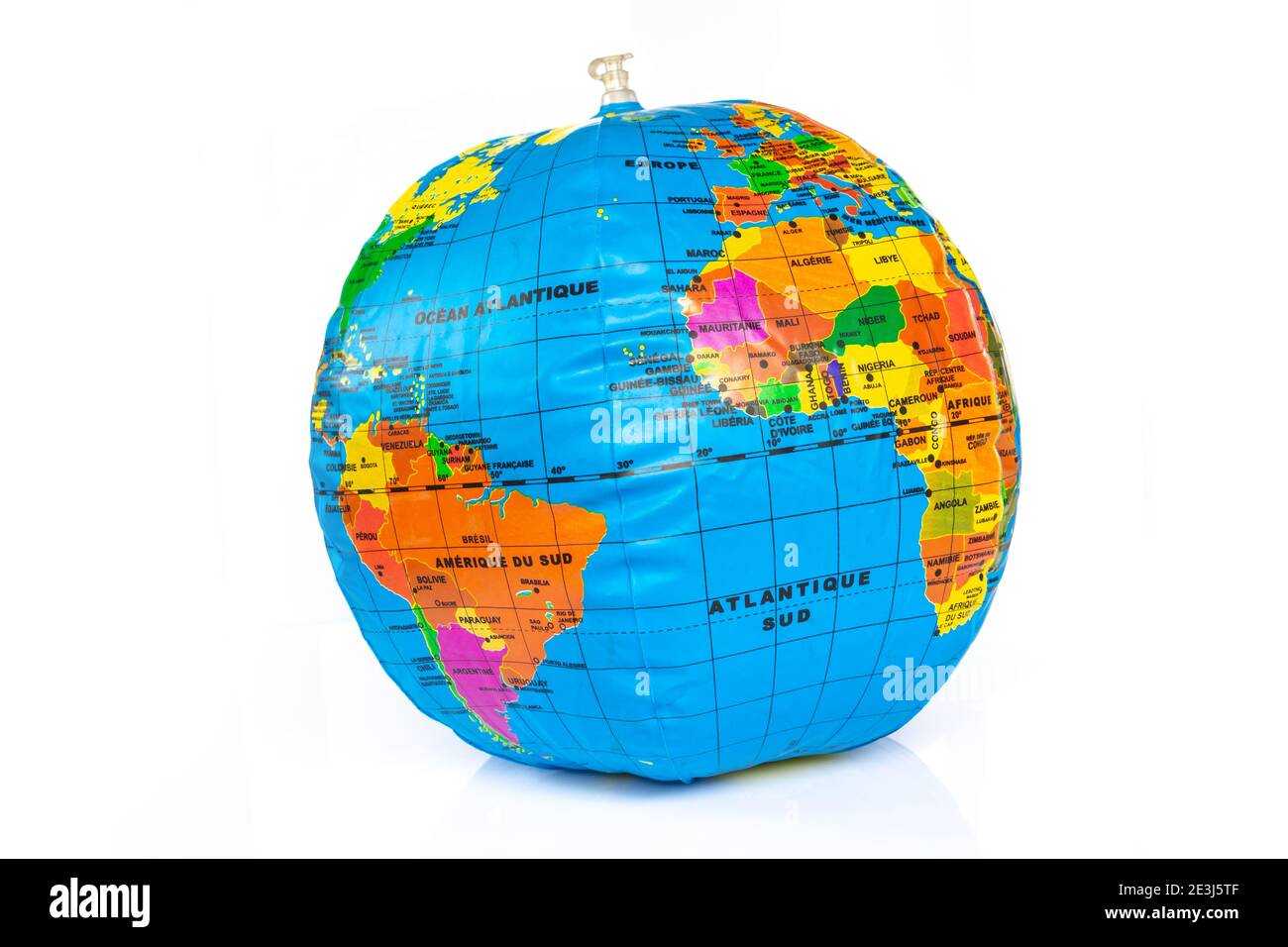 Planet Erde Spielzeug Ballon aufgeblasen isoliert auf weißem Hintergrund. Nachhaltige Ressourcen Verbrauch und Wirtschaft Konzept Stockfoto