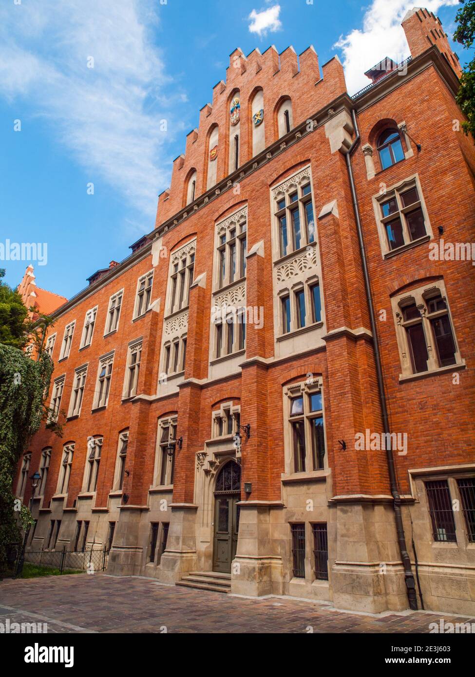 Rotes mittelalterliches Backsteingebäude des Collegium Witkowskiego der Jagiellonen Universität in Krakau, Polen Stockfoto