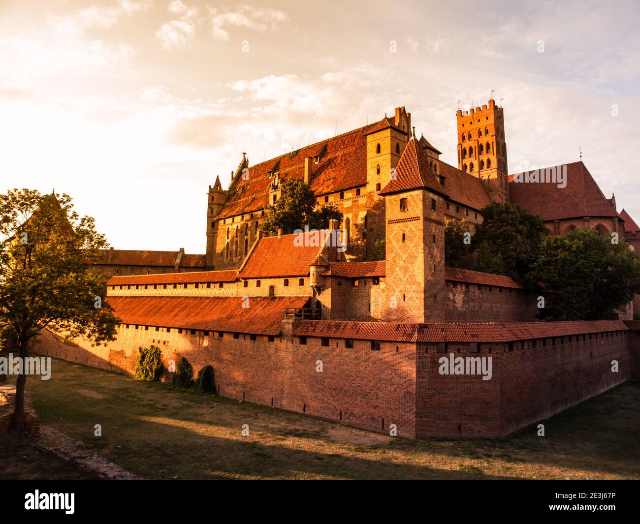 Schloss Malbork an sonnigen Sommertagen. Das hohe Schloss mit der Jungfrau Maria Kirche, ungewöhnliche Blickwinkel aus Süd-West, Polen Stockfoto