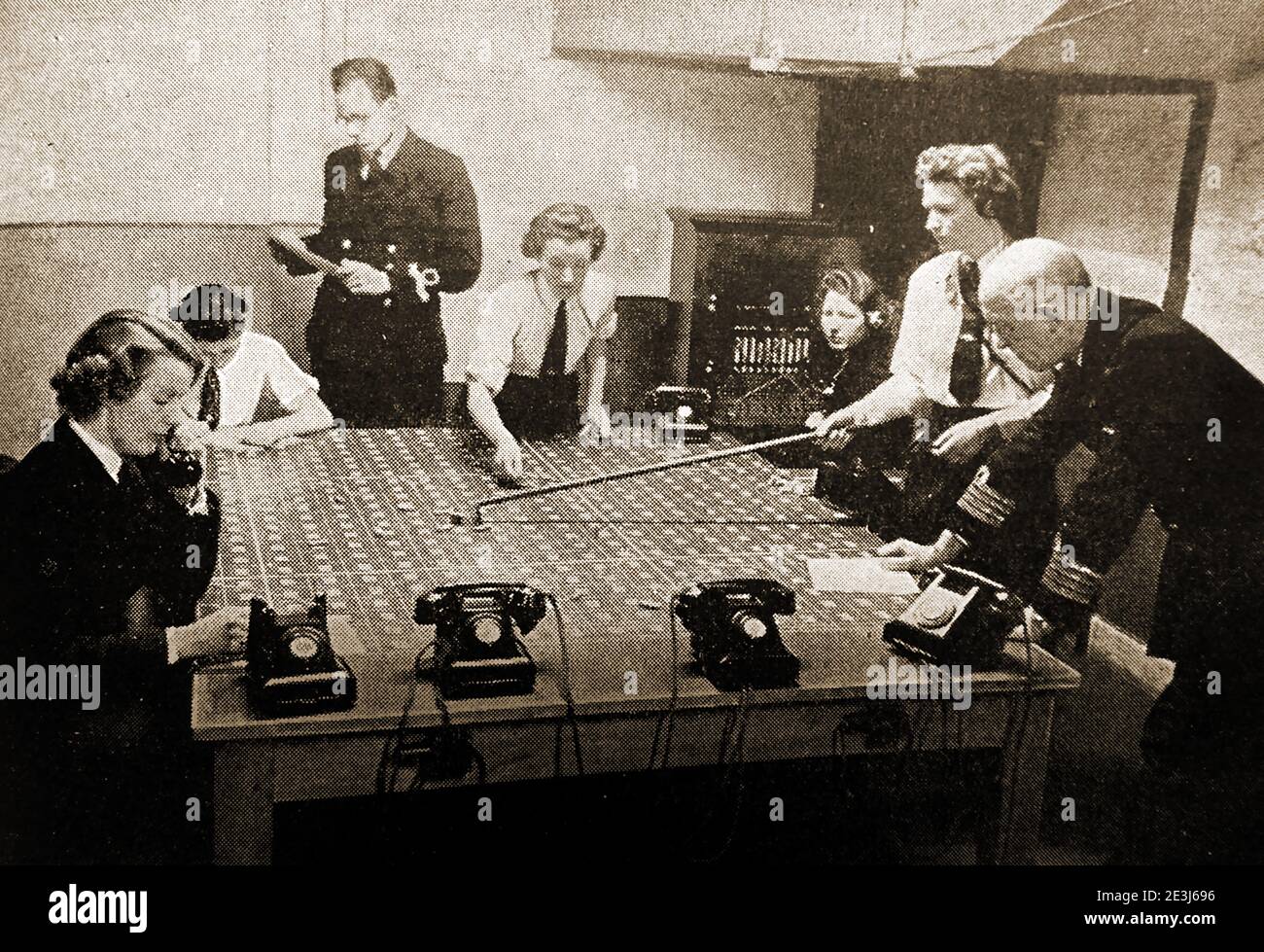 WWII - EIN gedrucktes Foto von British Wrens (Women's Royal Naval Service), bei der Arbeit in einem Naval Operations Room als Plotter Verfolgung der Positionen der verschiedenen Kriegsschiffe.erste im Jahr 1917 für den Ersten Weltkrieg gegründet, dann aufgelöst im Jahr 1919, nur um wieder in 1939 zu Beginn des Zweiten Weltkriegs. 1993 in die Royal Navy integriert. 1939 wurde Vera Laughton Mathews als Direktorin des neu gegründeten WRNS mit Ethel (Angela) Goodenough als ihrer Stellvertreterin ernannt Stockfoto