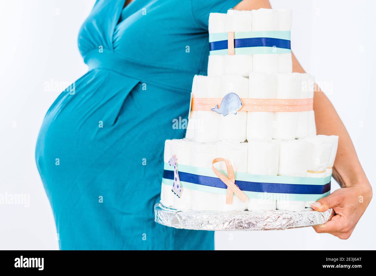 Schwangere Frau hält Windelkuchen für ihren ungeborenen Jungen Stockfoto