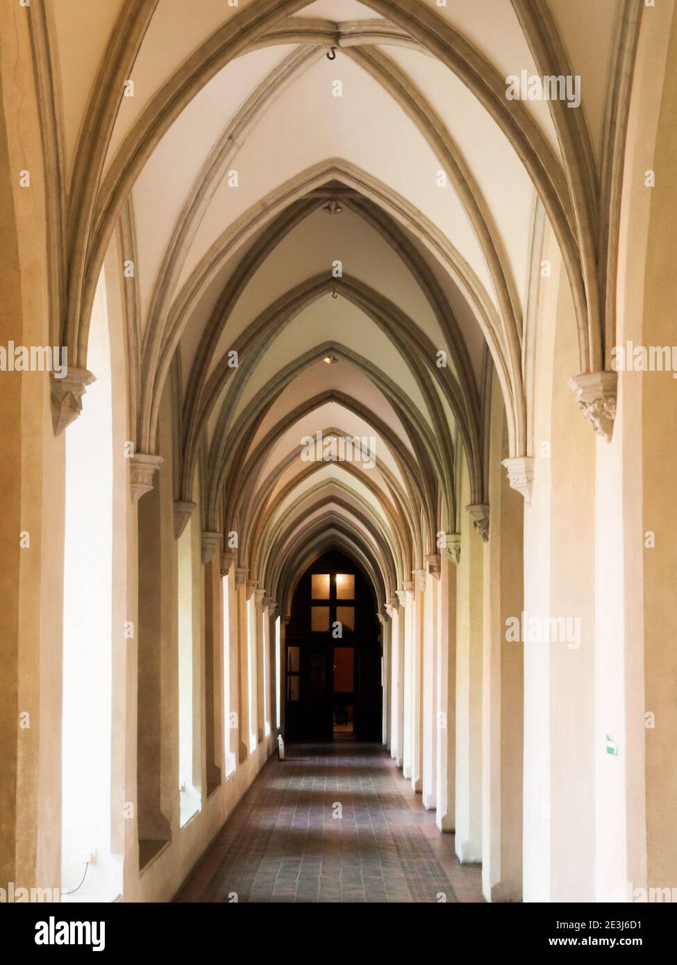 Mittelalterlicher Burgkloster mit gotischer Rippengewölbedecke Stockfoto