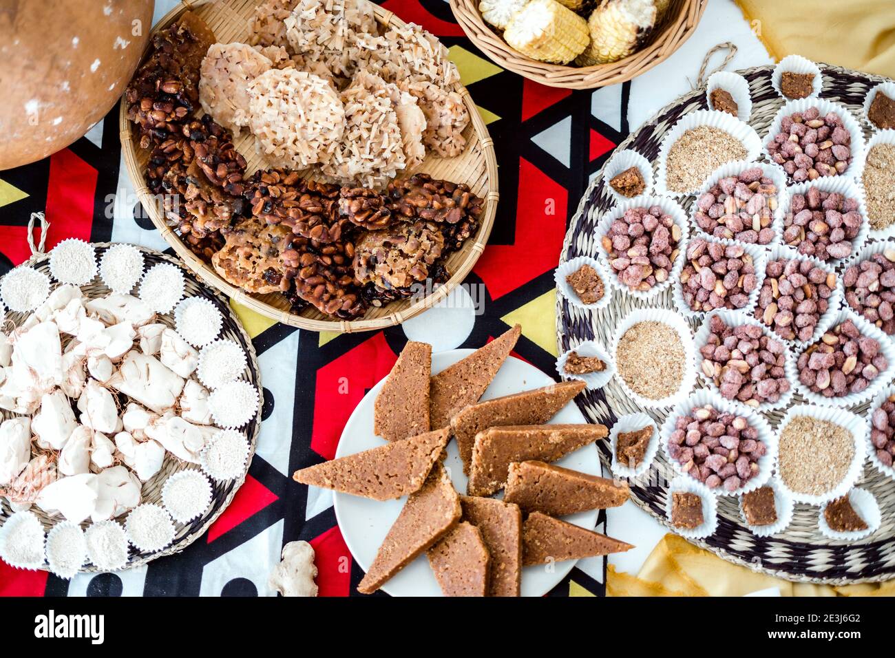 Vielfalt an köstlichen Dessert aus Angola auf einem Tisch bedeckt Mit afrikanischem Stoff Stockfoto Vielfalt an köstlichen Dessert aus Angola auf einem Tisch bedeckt Mit afrikanischem Stoff Stockfoto
