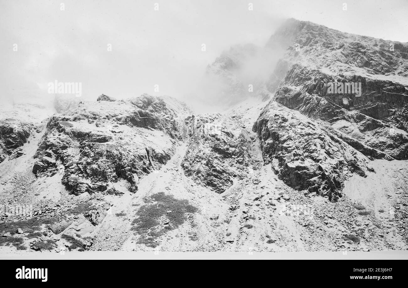 Tatra Berge am Schwarzen Gasienicowy Teich während Schneesturm, Tatra Nationalpark, Polen. Stockfoto