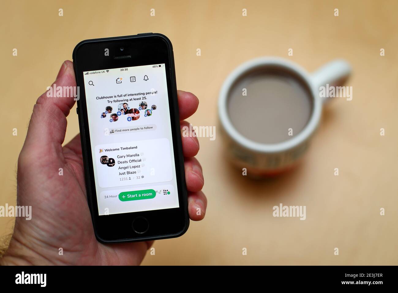 Clubhouse App, eine neue Social-Media-App, der Nutzer nur über eine Einladung beitreten können. Clubhouse-App-Benutzer vernetzen sich in Chaträumen und verwenden Audio statt Text. Stockfoto