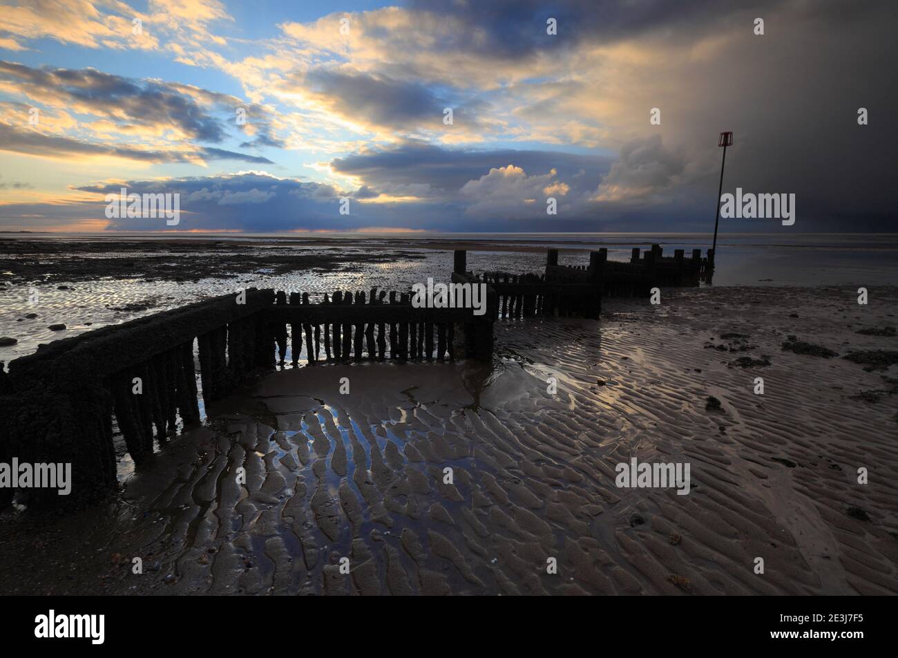 Dramatischer Himmel und Wellenbrecher am Heacham Beach, Norfolk, Großbritannien. Stockfoto