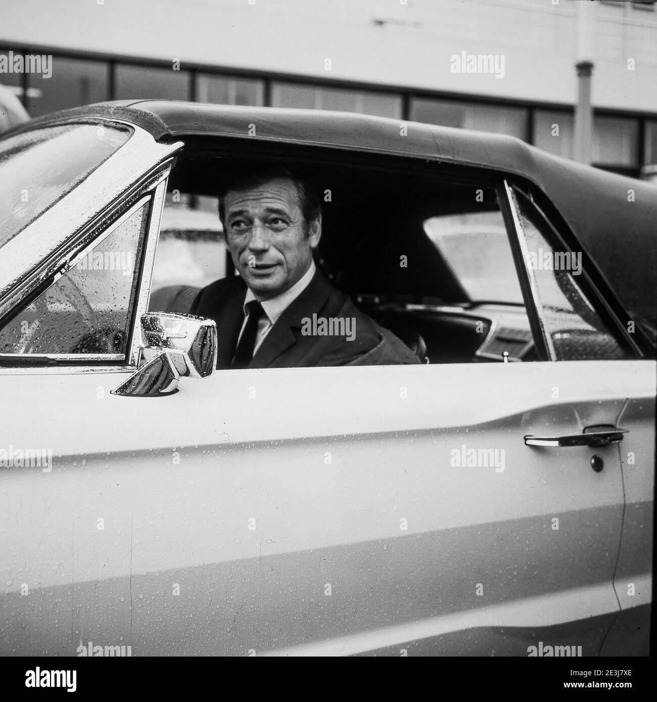 Der französische Sänger und Schauspieler Yves Montand kommt 1970 in Lyon an Stockfoto