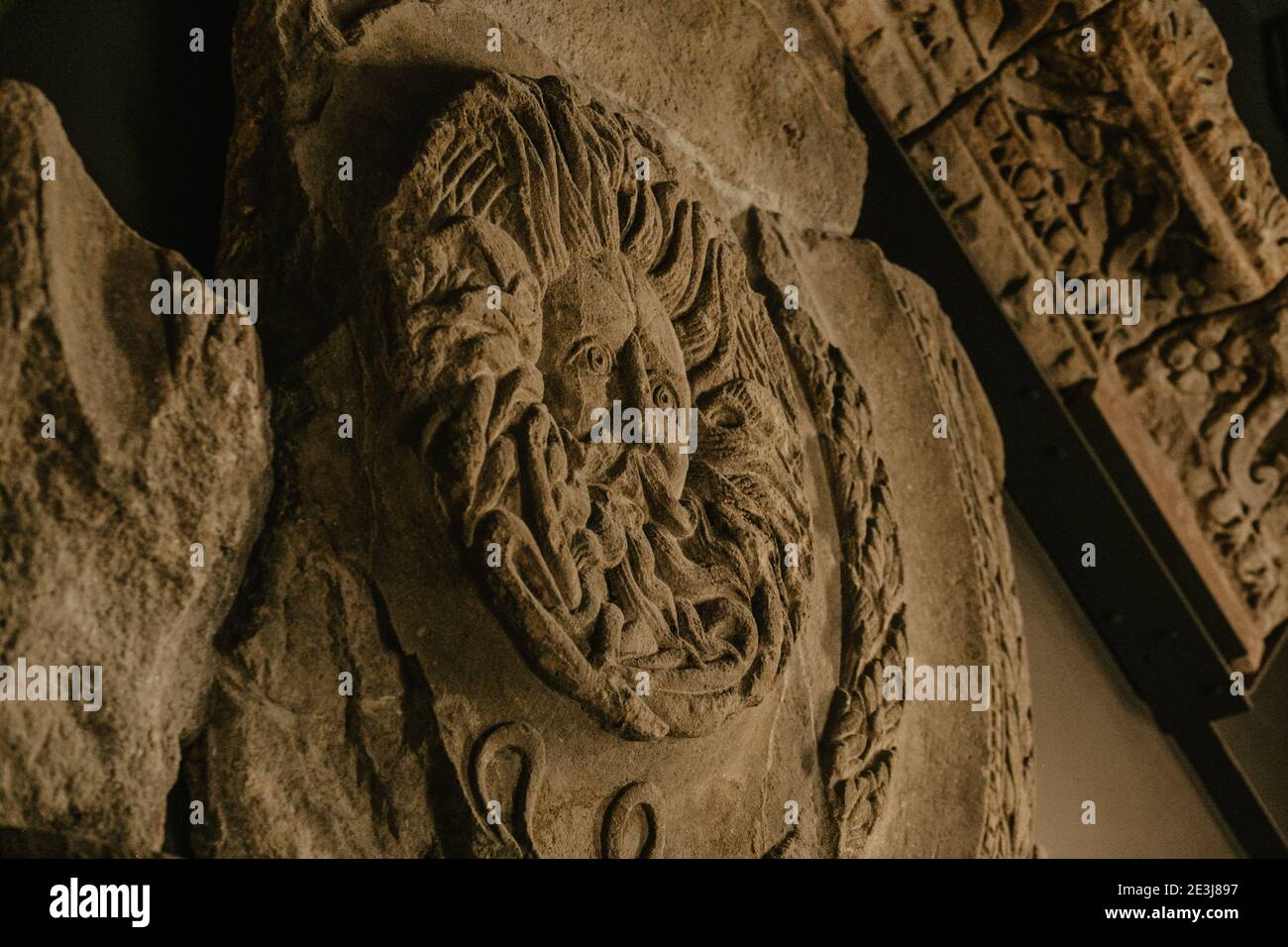 Gorgons Kopf. Skulptur, die einst in den römischen Bädern in der Stadt Bath, Somerset, England, Großbritannien stand. Stockfoto