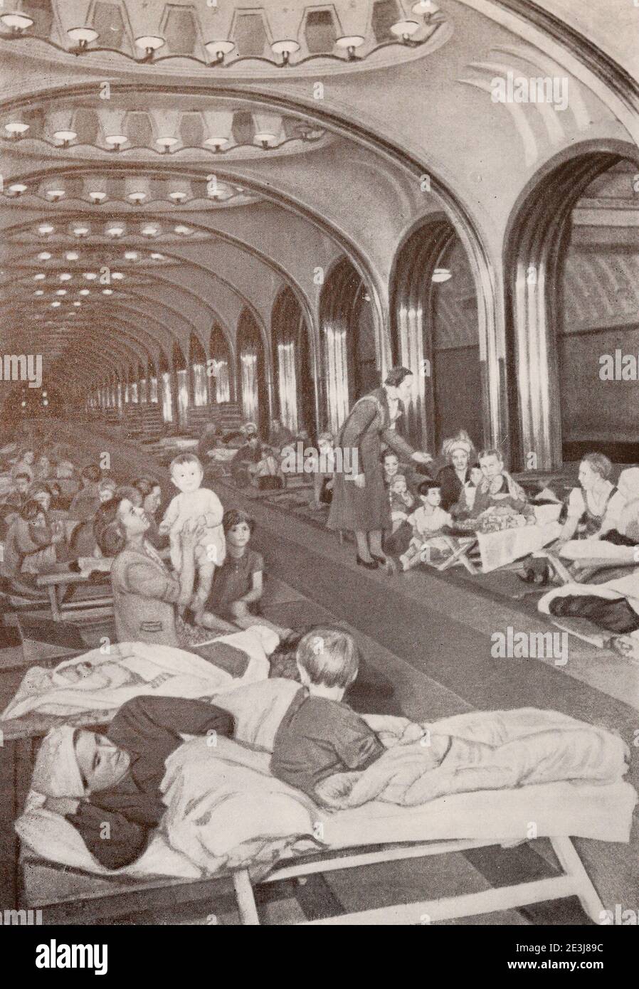 In der Lobby der Moskauer U-Bahn-Station Majakowskaja während eines Luftangriffs im Juli 1941. Stockfoto