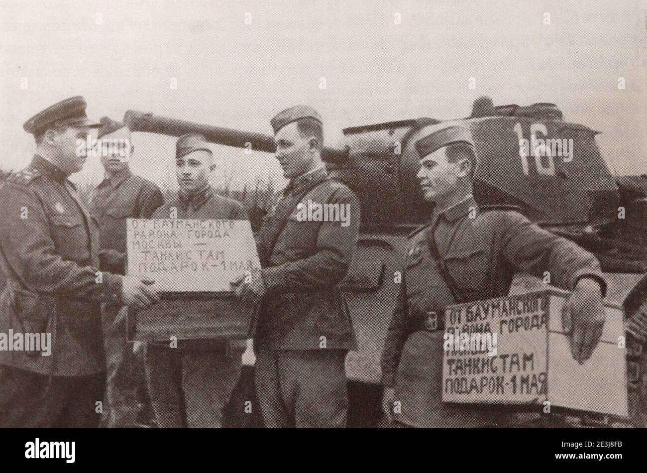 Übergabe eines Geschenks an Tanker von den Arbeitern des Moskauer Stadtteils Bauman im Jahr 1943. Stockfoto