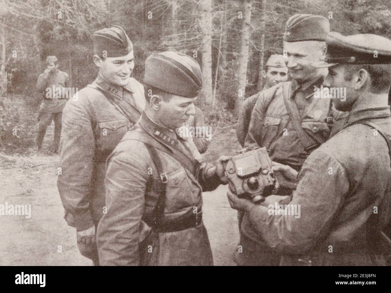 Scholochow M. und Fadejew A. in einer der militärischen Einheiten an der Front in den 1940er Jahren. Stockfoto