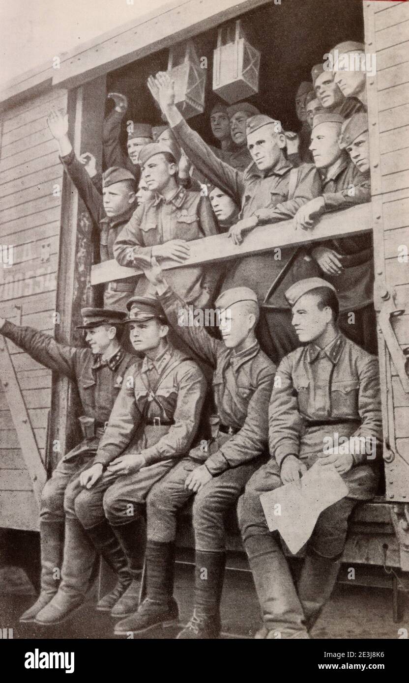 Sowjetische Soldaten werden 1941 an die Front geschickt. Stockfoto