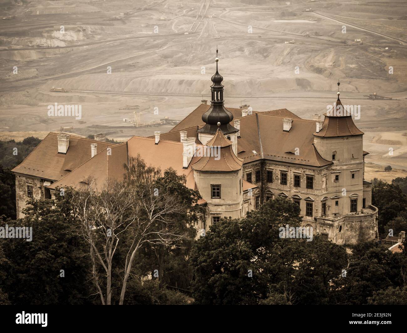 Burg Jezeri und Kohlebergwerk auf einem Hintergrund, Tschechische Republik, sepia Bild Stockfoto